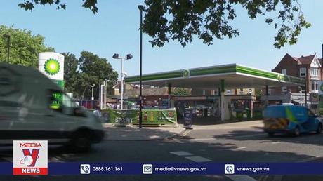 Giá dầu thế giới chạm mức thấp nhất nửa năm qua