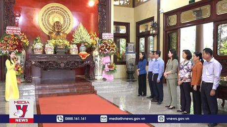 Dâng hương tưởng nhớ Chủ tịch Tôn Đức Thắng