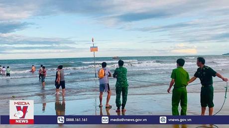 Hai cháu nhỏ bị đuối nước khi tắm biển tại Nghệ An