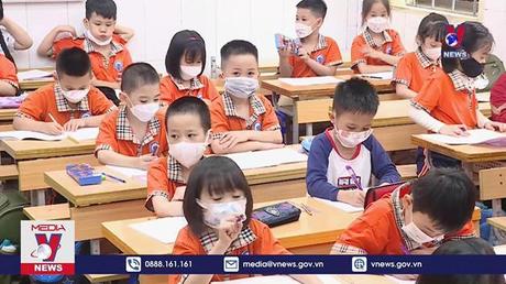 Học sinh lớp 1 tựu trường năm học mới