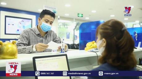 Người dân đổ tiền vào gửi ngân hàng