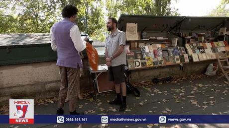 Pháp: Phố sách bên sông Seine tấp nập trở lại