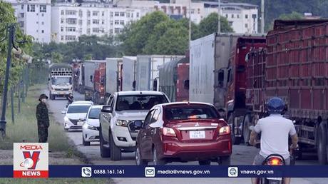 Hơn 1000 phương tiện chở hàng bị “mắc kẹt” tại cửa khẩu Lào Cai