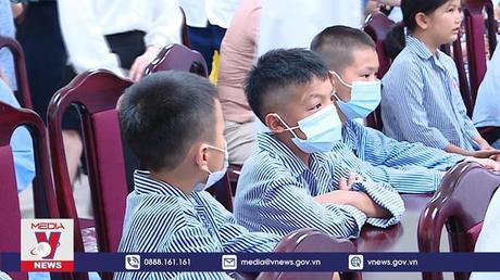 Phó Chủ tịch nước thăm, tặng quà cho trẻ em phẫu thuật nụ cười