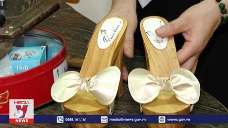 Duyên dáng guốc mộc cùng vật liệu tái chế