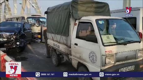 5 ô tô đâm nhau trên cầu Chương Dương