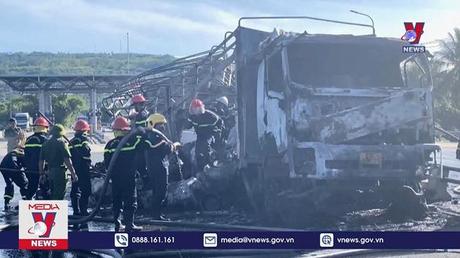 Phú Yên: Cháy dữ dội xe tải đang chở nhiều hàng hóa lúc rạng sáng