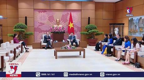 Chủ tịch Quốc hội tiếp Đại sứ Canada