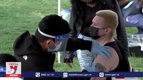 Người Mỹ lười tiêm mũi tăng cường vaccine phòng COVID-19
