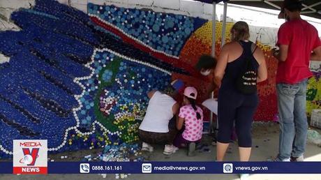 Bức tường bích họa từ nắp chai nhựa tái chế ở Venezuela