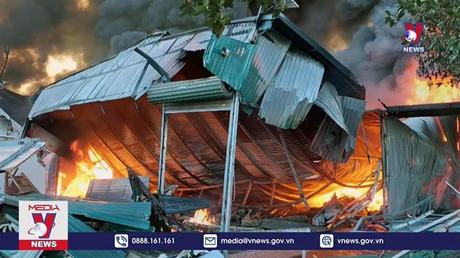 Cháy lớn thiêu rụi một cơ sở sản xuất nhựa ở huyện Hải Hà 