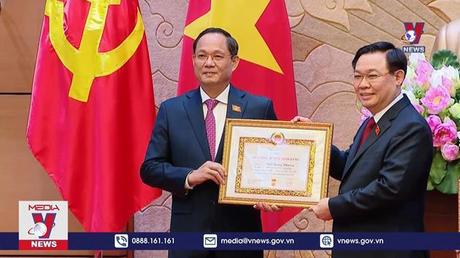 Chủ tịch Quốc hội trao Huy hiệu 40 năm tuổi Đảng