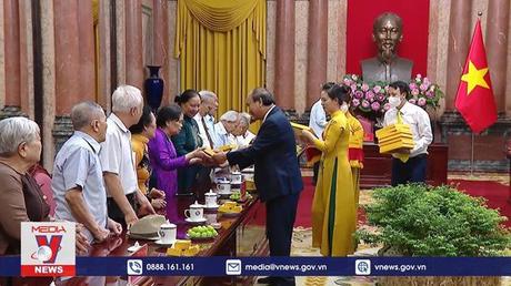 Chủ tịch nước tiếp các cán bộ trực tiếp phục vụ, bảo vệ Bác Hồ