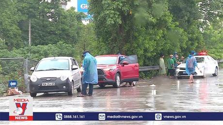 Lượng phương tiện lưu thông trên cao tốc rất đông nhưng không ùn tắc