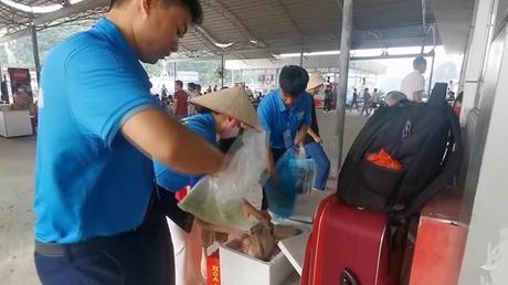 Cô Tô thu rác từ túi nilong, chai nhựa trong ngày 1/9