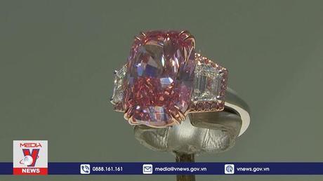 Đấu giá viên kim cương hồng trị giá hơn 21 triệu USD