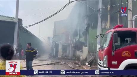 Cháy nhiều xưởng gỗ quy mô lớn ở Đồng Nai