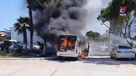 Đà Nẵng cháy lớn tại bãi đỗ xe nhà hàng tiệc cưới