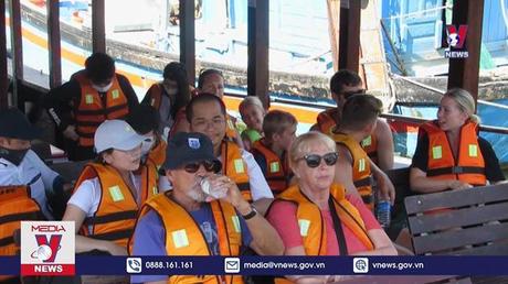 Khách du lịch đến Khánh Hòa trong  dịp lễ tăng nhẹ