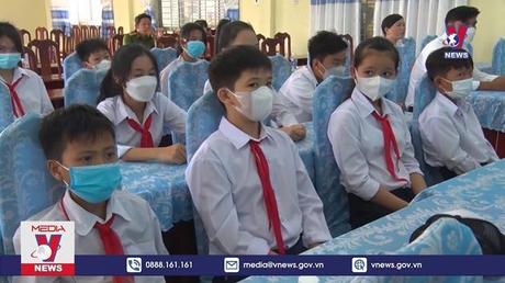 Đoàn thanh niên TTXVN “Nâng bước em đến trường”