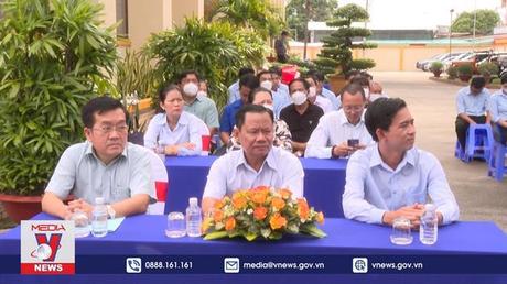 Người dân Củ Chi sử dụng trụ nước sạch miễn phí