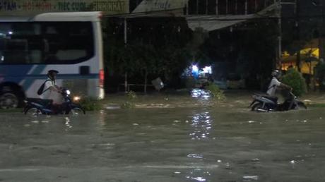 Người dân Đồng Nai xuyên đêm chắn cửa, tát nước sau mưa