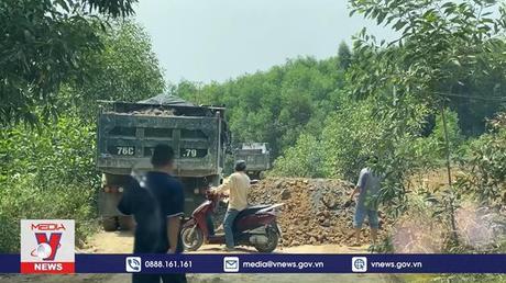 Xe tải chở đất 