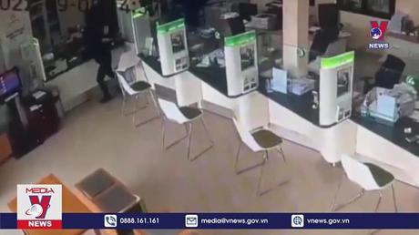 Truy bắt nghi phạm sử dụng súng gây ra vụ cướp ngân hàng