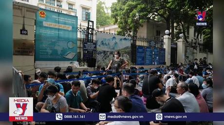 Cảnh báo người dân không mua chỗ xếp hàng khi nộp hồ sơ 