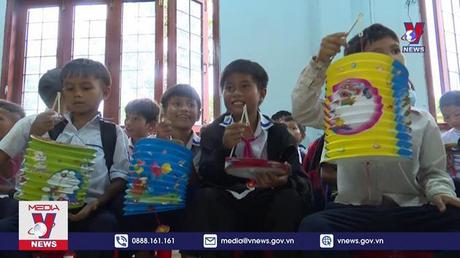 Thanh niên TTXVN tổ chức Tết Trung thu cho trẻ em đồng bào Cadong Quảng Ngãi