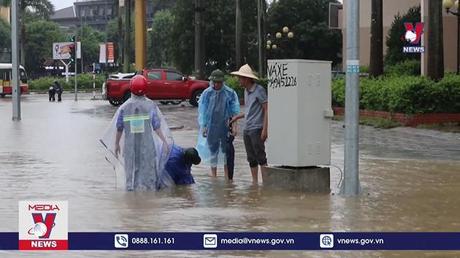 Mưa lớn khiến nhiều tuyến đường tại thành phố Vinh ngập nặng 