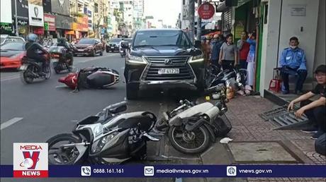 Xe “sang” tông một loạt xe máy làm 3 người bị thương
