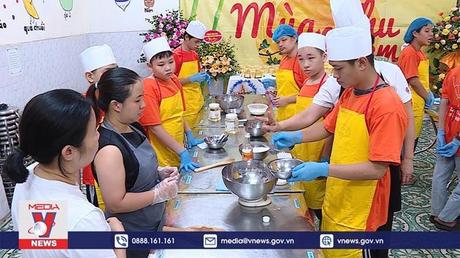 Lớp học làm bánh trung thu bằng ngôn ngữ kí hiệu