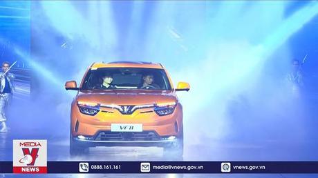 Vinfast bàn giao 100 ô tô điện VF 8 đầu tiên