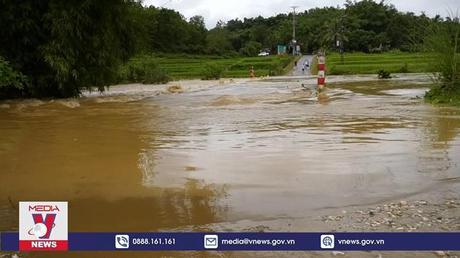 Nguy cơ mất an toàn khi qua đập tràn trong mưa lũ