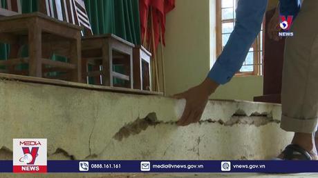 Di dời dân khẩn cấp vì xuất hiện vết nứt dài hàng trăm mét 