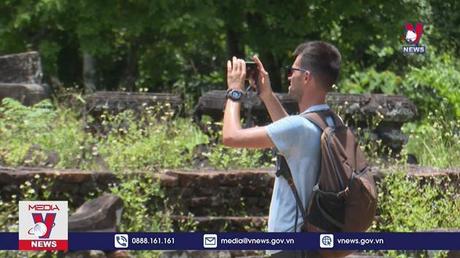 Du khách quốc tế trở lại Mỹ Sơn