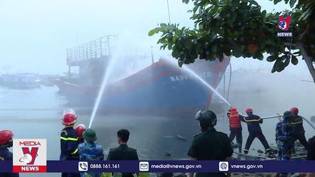 Cháy tàu cá tại Âu thuyền Thọ Quang