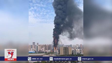 Cháy tòa nhà chọc trời tại Trung Quốc