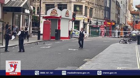 Hai cảnh sát bị tấn công bằng dao tại London