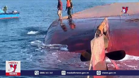 Đồn Biên phòng Cát Bà cứu sống 2 thuyền viên gặp nạn