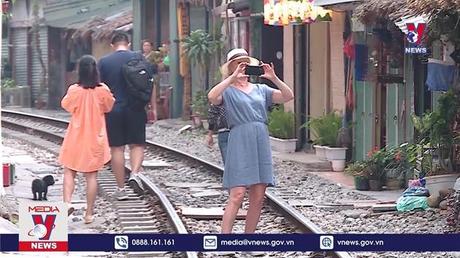 Du khách vượt rào, chụp ảnh ở cà phê đường tàu gây tai nạn 