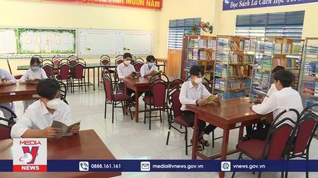 Truyền hình Thông tấn tặng sách cho học sinh vùng sâu An Giang
