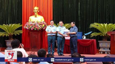 Thủ tướng thăm Trung đoàn không quân 921
