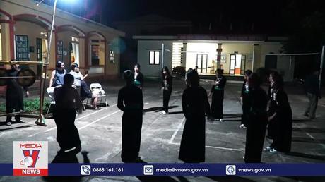 Người Khơ Mú sẵn sàng cho chương trình diễu diễn tại lễ hội Mường Lò