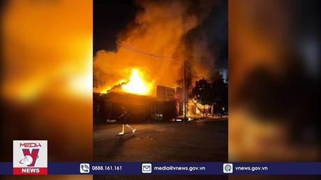 Cháy lớn thiêu rụi dãy nhà tạm tại quận Hoàng Mai, Hà Nội