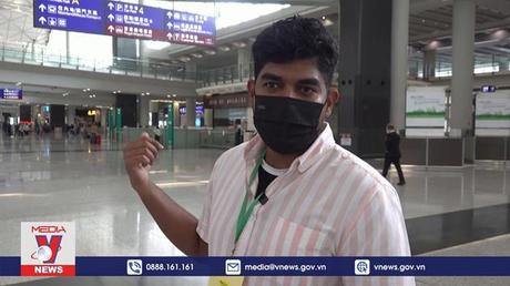 Khách nhập cảnh vui mừng khi Hong Kong bỏ quy định cách ly