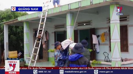 Vùng cảnh sát biển 2 giúp dân phòng chống bão số 4