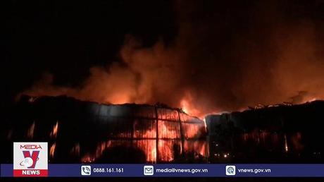 Hải Dương dập tắt đám cháy bãi chứa vải vụn trong đêm