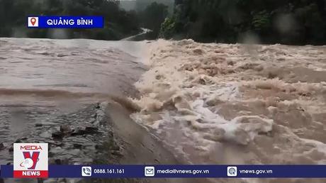 Nhiều đoạn đường ở khu vực biên giới Quảng Bình bị ngập sâu